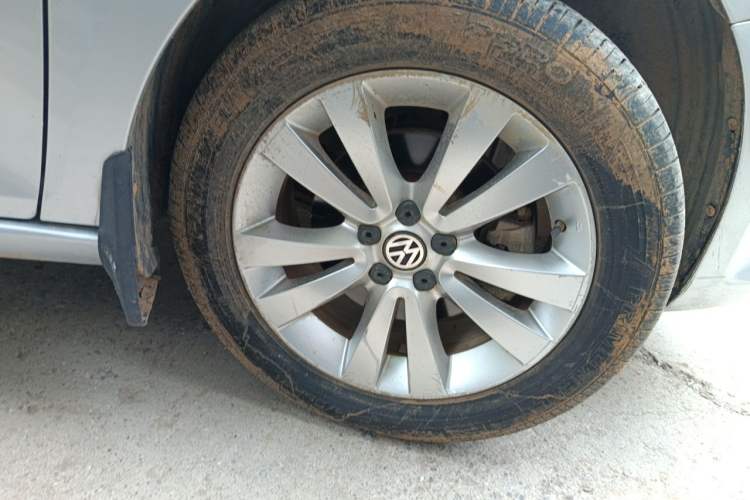 Used Volkswagen Bora 2011 1.6L Automatic Luxury Model Right Front Wheel Hub