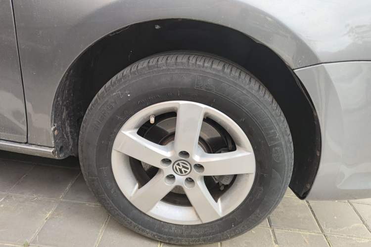 Used Volkswagen Bora 2011 1.6L Automatic Comfort Model Right Front Wheel Hub