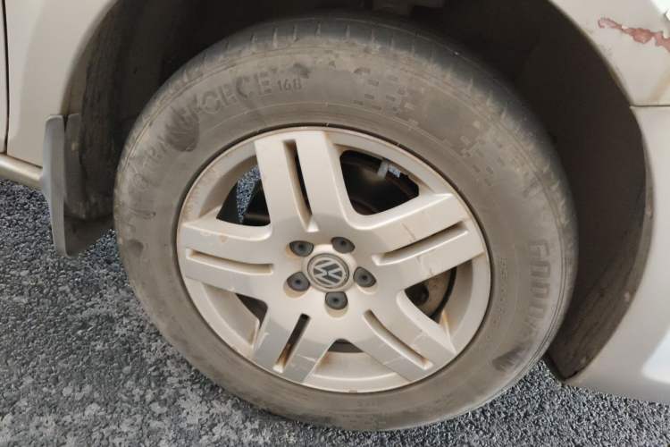 Used Volkswagen Bora 2011 1.6L Automatic Fashion Edition Right Front Wheel Hub