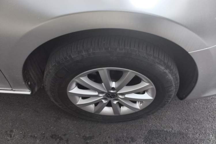Used Volkswagen Bora 2011 1.6L Automatic Comfort Model Right Front Wheel Hub