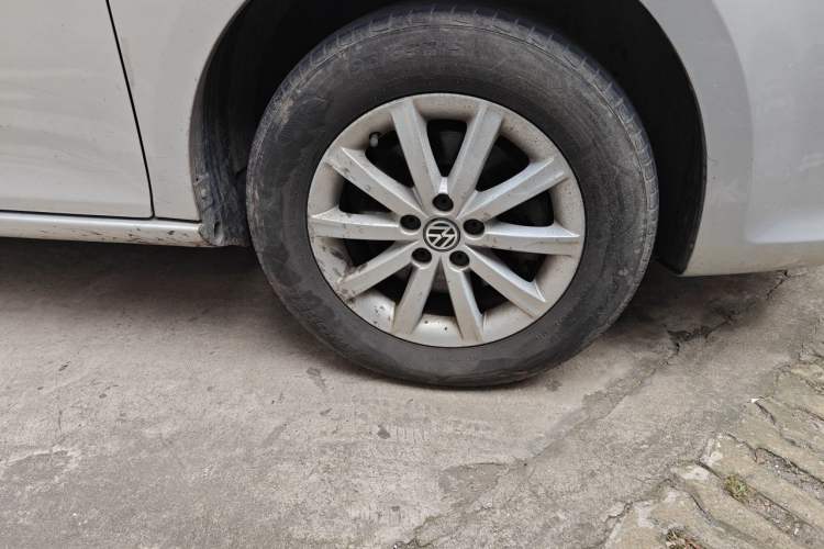 Used Volkswagen Bora 2011 1.6L Automatic Comfort Model Right Front Wheel Hub