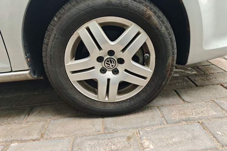 Used Volkswagen Bora 2011 1.6L Automatic Fashion Edition Right Front Wheel Hub