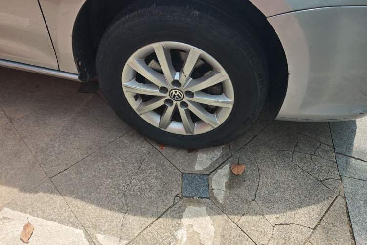 Used Volkswagen Bora 2011 1.6L Manual Comfort Version Right Front Wheel Hub