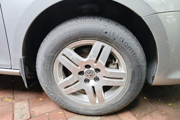 Used Volkswagen Bora 2011 1.6L Automatic Fashion Edition Right Front Wheel Hub