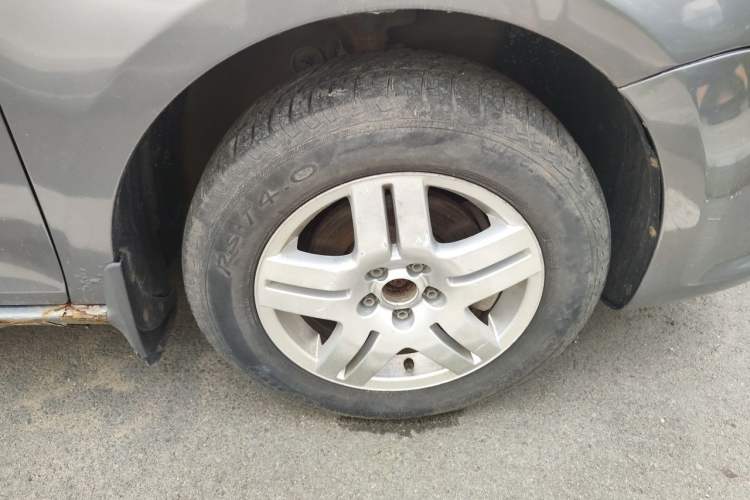 Used Volkswagen Bora 2011 1.6L Manual Fashion Edition Right Front Wheel Hub