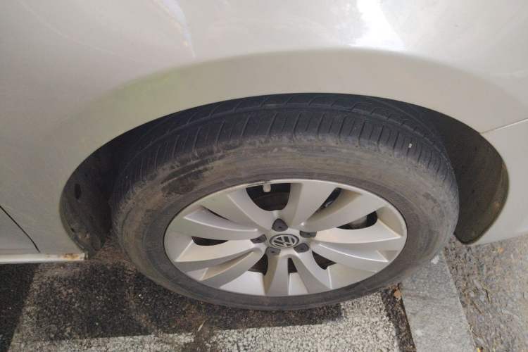 Used Volkswagen Bora 2011 1.4T Automatic Luxury Model Right Front Wheel Hub