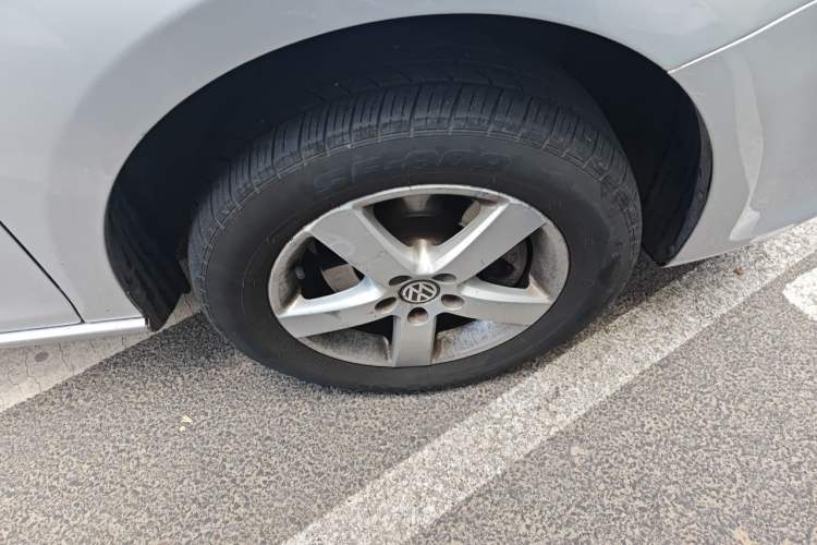 Used Volkswagen Bora 2011 1.6L Automatic Fashion Edition Right Front Wheel Hub