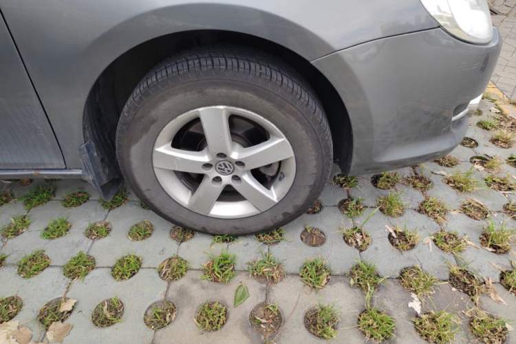 Used Volkswagen Bora 2011 1.6L Automatic Comfort Model Right Front Wheel Hub