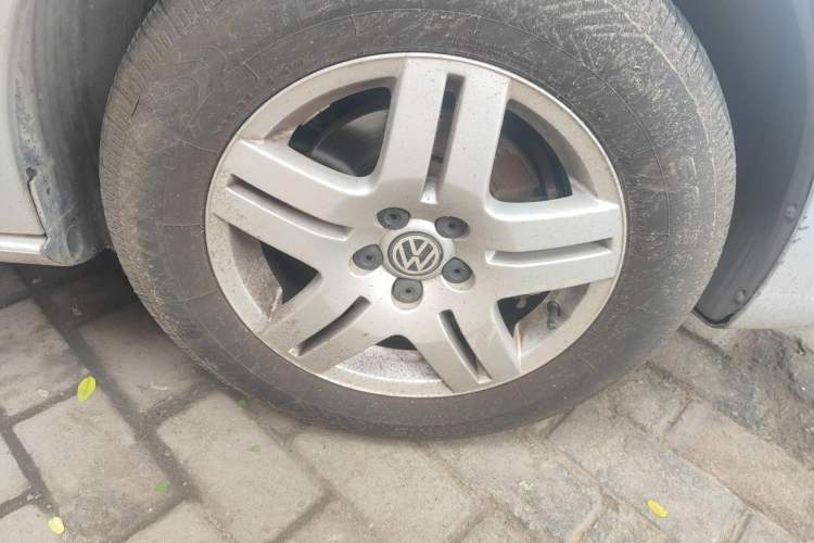 Used Volkswagen Bora 2011 1.6L Automatic Fashion Edition Right Front Wheel Hub