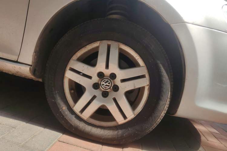 Used Volkswagen Bora 2011 1.6L Manual Fashion Edition Right Front Wheel Hub