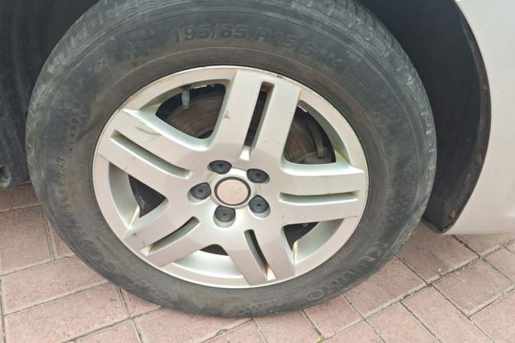Used Volkswagen Bora 2011 1.6L Manual Fashion Edition Right Front Wheel Hub