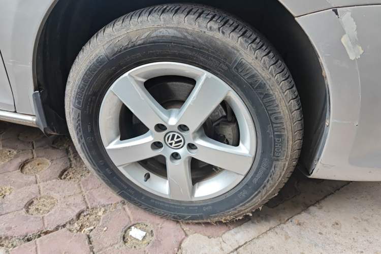 Used Volkswagen Bora 2011 1.6L Automatic Fashion Edition Right Front Wheel Hub