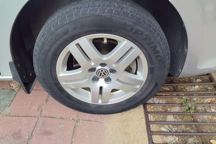 Used Volkswagen Bora 2011 1.6L Manual Fashion Edition Right Front Wheel Hub