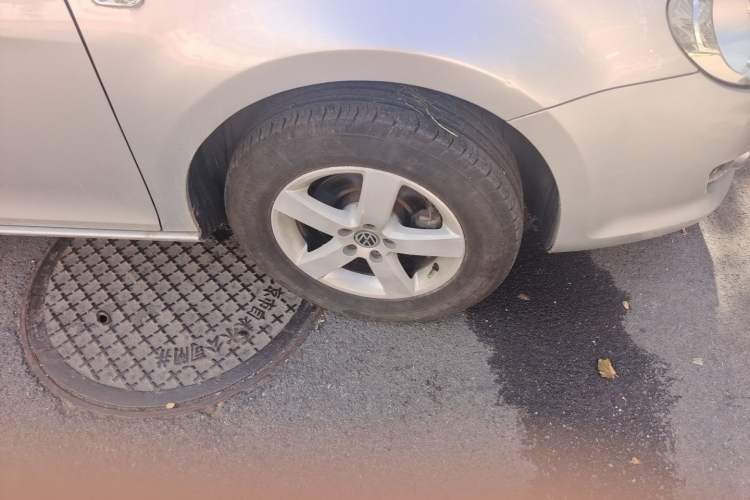 Used Volkswagen Bora 2011 1.6L Automatic Comfort Model Right Front Wheel Hub