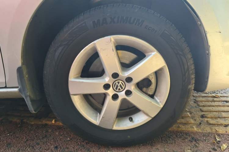 Used Volkswagen Bora 2011 1.6L Automatic Fashion Edition Right Front Wheel Hub