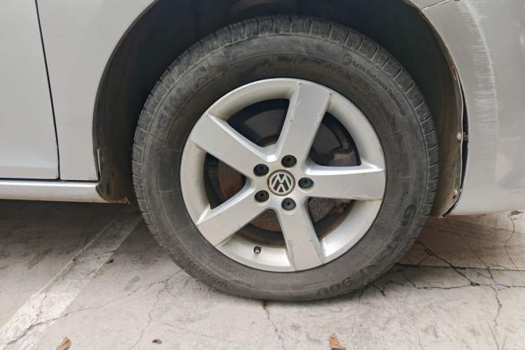 Used Volkswagen Bora 2011 1.6L Automatic Comfort Model Right Front Wheel Hub