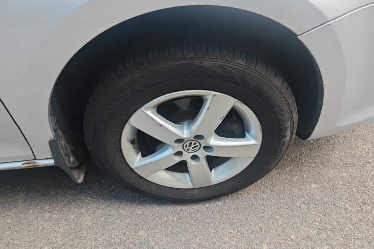 Used Volkswagen Bora 2011 1.6L Automatic Comfort Model Right Front Wheel Hub