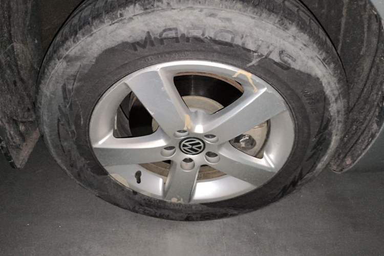 Used Volkswagen Bora 2011 1.6L Automatic Fashion Edition Right Front Wheel Hub