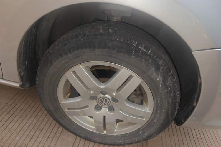 Used Volkswagen Bora 2011 1.6L Automatic Fashion Edition Right Front Wheel Hub