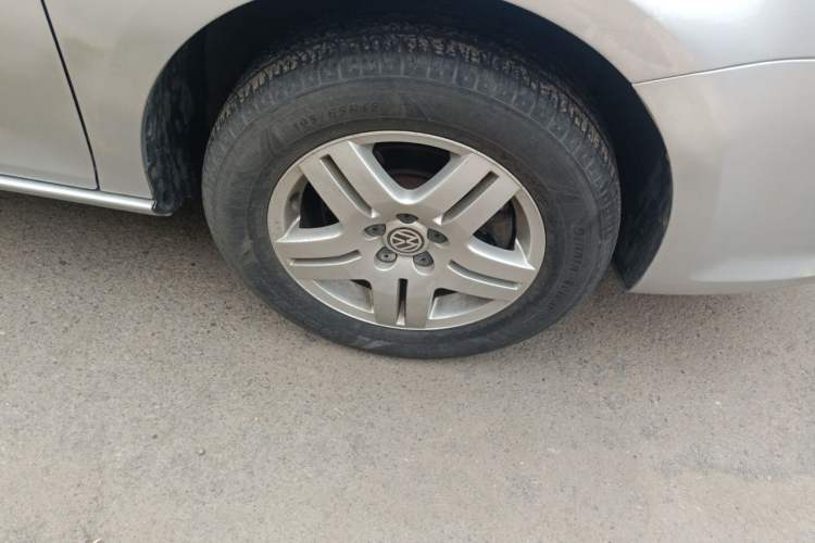 Used Volkswagen Bora 2011 1.6L Manual Fashion Edition Right Front Wheel Hub