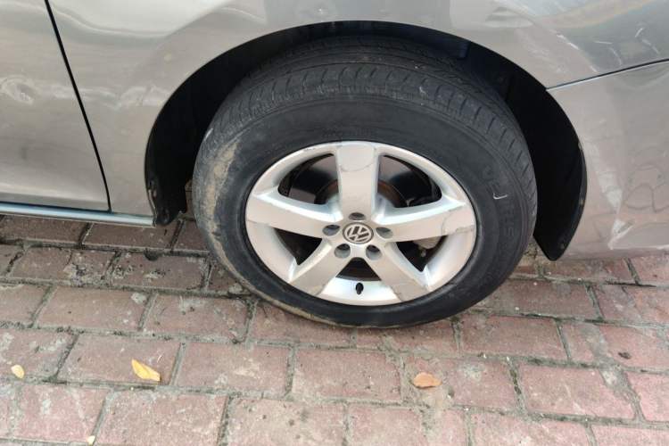 Used Volkswagen Bora 2011 1.6L Automatic Comfort Model Right Front Wheel Hub