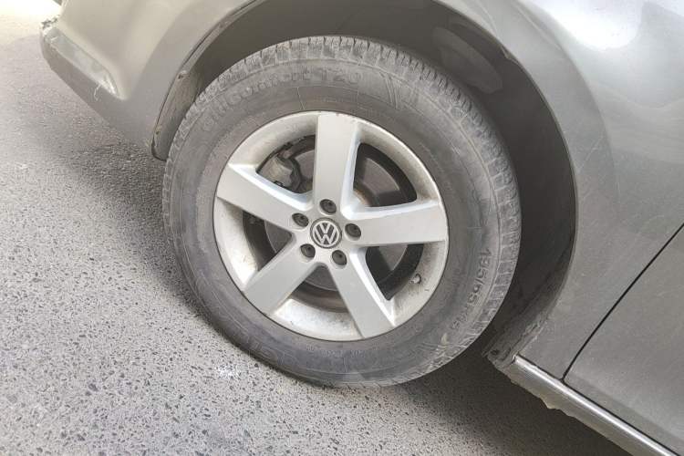 Used Volkswagen Bora 2011 1.6L Manual Fashion Edition Right Front Wheel Hub