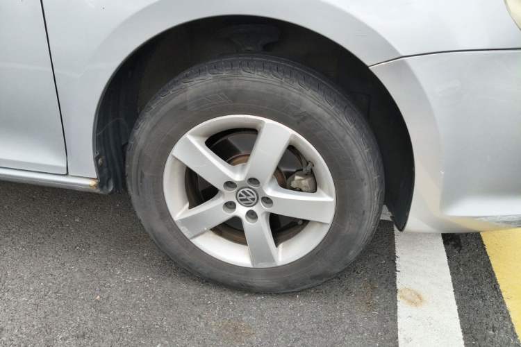 Used Volkswagen Bora 2011 1.6L Automatic Comfort Model Right Front Wheel Hub