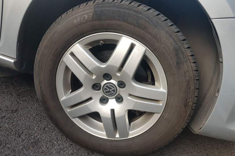 Used Volkswagen Bora 2011 1.6L Automatic Fashion Edition Right Front Wheel Hub