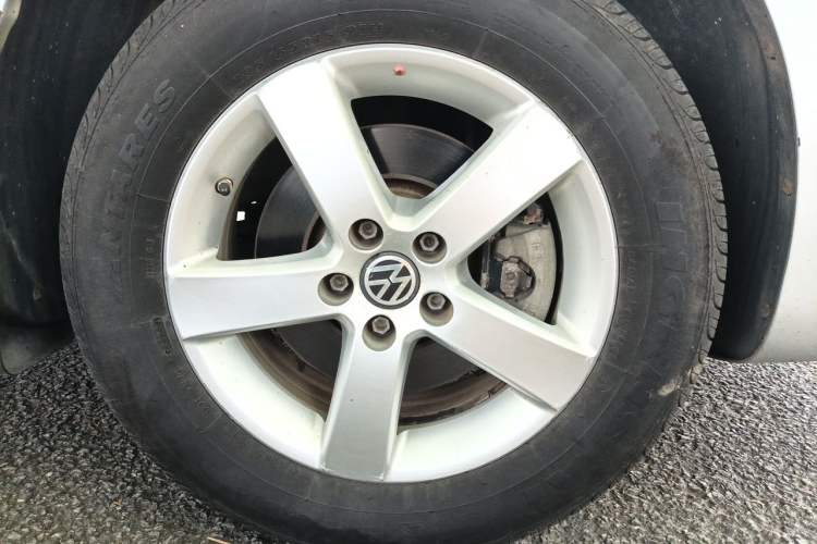 Used Volkswagen Bora 2011 1.6L Manual Comfort Version Right Front Wheel Hub