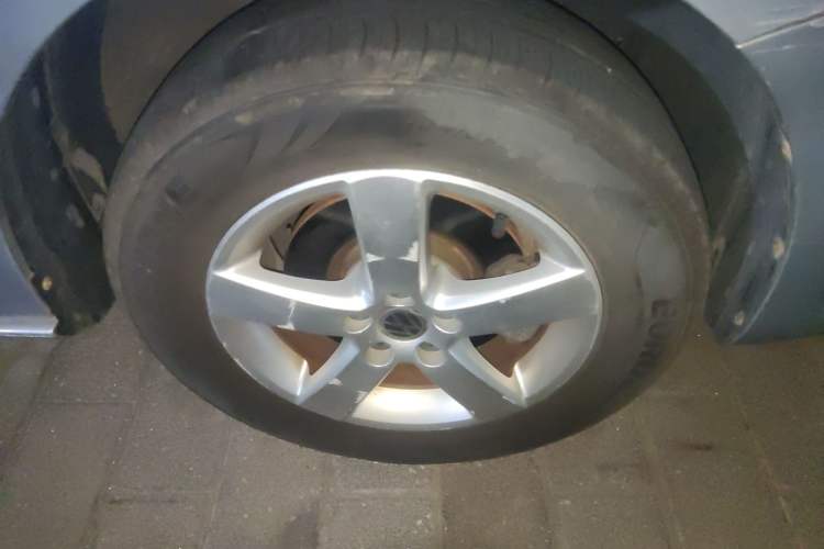 Used Volkswagen Bora 2011 1.6L Automatic Comfort Model Right Front Wheel Hub