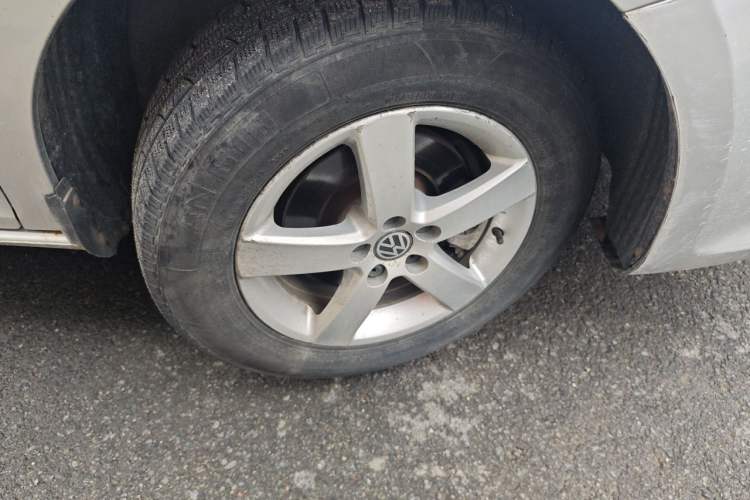 Used Volkswagen Bora 2011 1.6L Manual Fashion Edition Right Front Wheel Hub