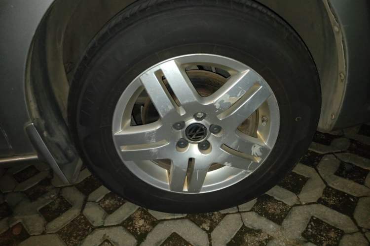 Used Volkswagen Bora 2011 1.6L Automatic Fashion Edition Right Front Wheel Hub