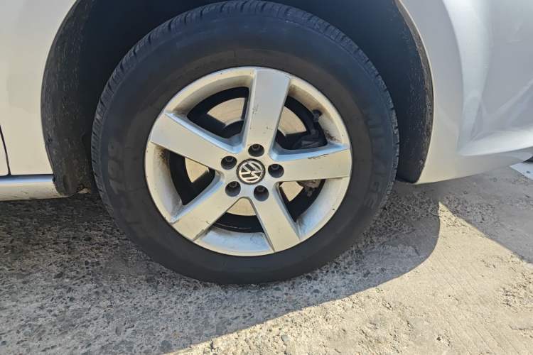 Used Volkswagen Bora 2011 1.6L Automatic Fashion Edition Right Front Wheel Hub