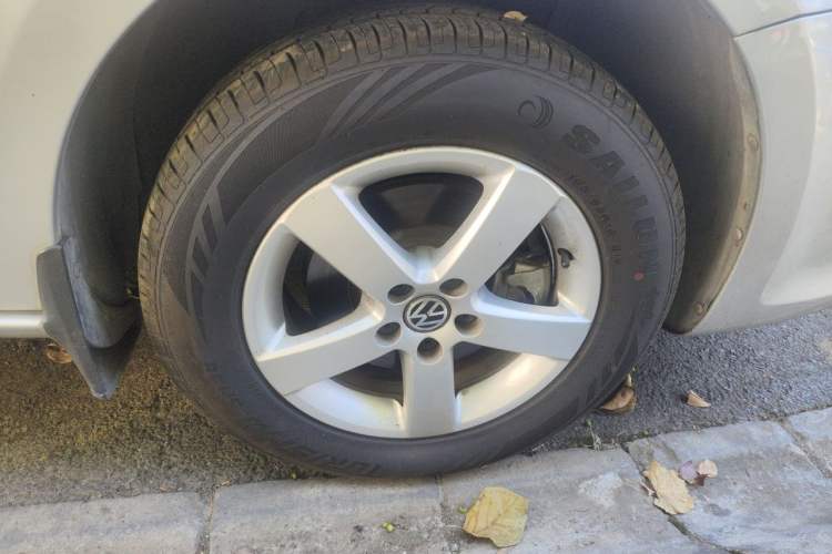 Used Volkswagen Bora 2011 1.6L Automatic Comfort Model Right Front Wheel Hub