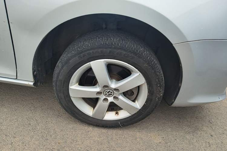 Used Volkswagen Bora 2011 1.6L Automatic Comfort Model Right Front Wheel Hub