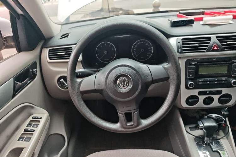 Used Volkswagen Bora 2011 1.6L Automatic Fashion Edition Steering Wheel