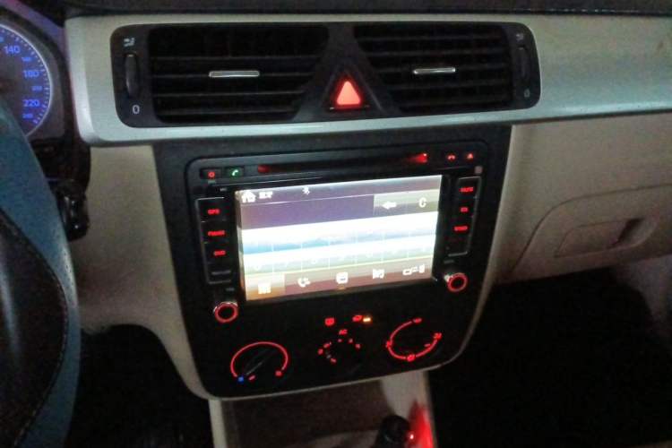 Used Volkswagen Bora 2011 1.6L Manual Fashion Edition Audio And AC Panel