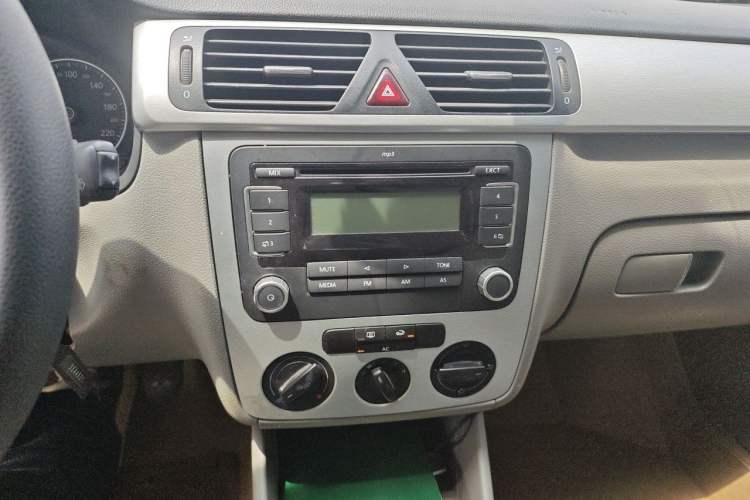 Used Volkswagen Bora 2011 1.6L Manual Fashion Edition Audio And AC Panel