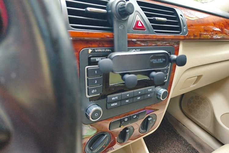 Used Volkswagen Bora 2011 1.6L Automatic Comfort Model Audio And AC Panel