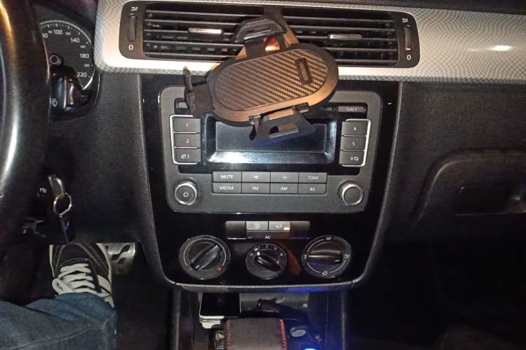Used Volkswagen Bora 2011 1.4T AT Sportline Audio And AC Panel