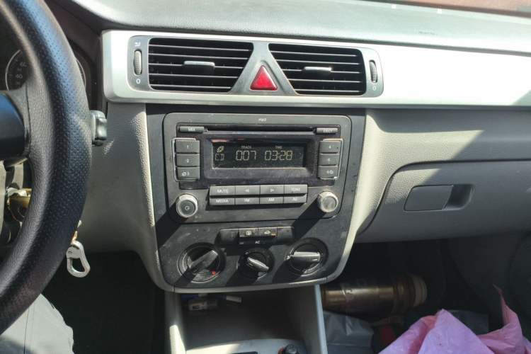 Used Volkswagen Bora 2011 1.6L Manual Fashion Edition Audio And AC Panel