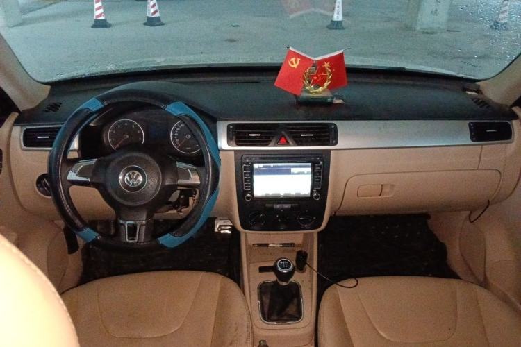 Used Volkswagen Bora 2011 1.6L Manual Fashion Edition Center Console