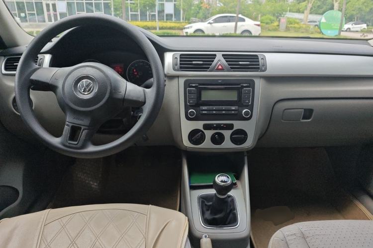 Used Volkswagen Bora 2011 1.6L Manual Fashion Edition Center Console