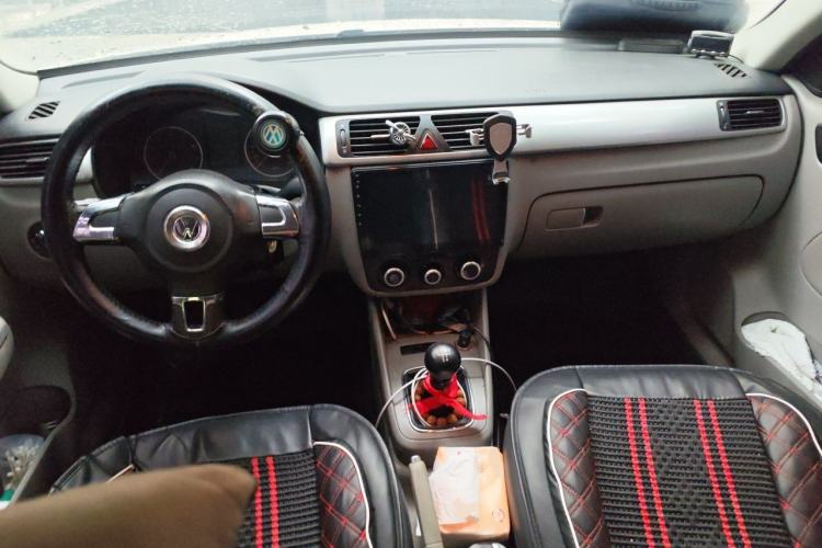 Used Volkswagen Bora 2011 1.6L Manual Fashion Edition Center Console