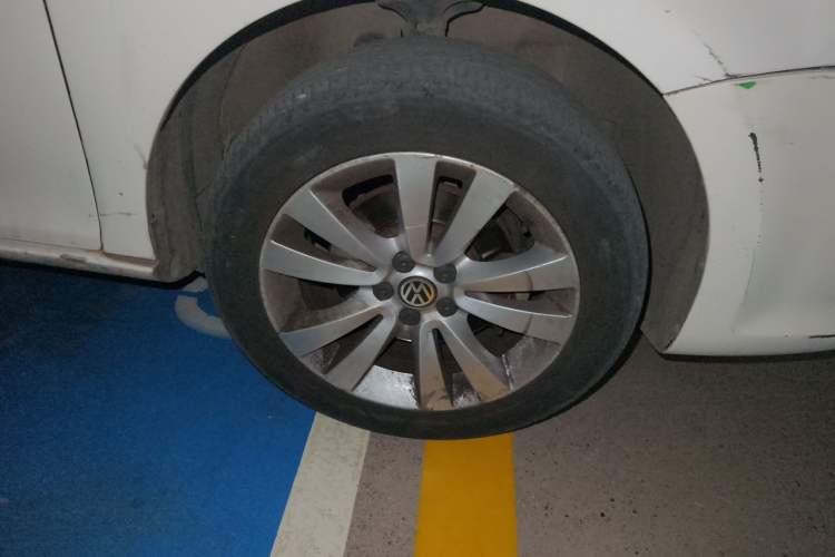 Used Volkswagen Bora 2011 1.4T Manual Comfort Model Right Front Wheel Hub