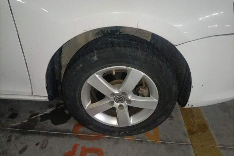 Used Volkswagen Bora 2011 1.6L Manual Comfort Version Right Front Wheel Hub