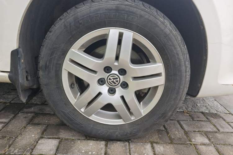 Used Volkswagen Bora 2011 1.6L Manual Fashion Edition Right Front Wheel Hub