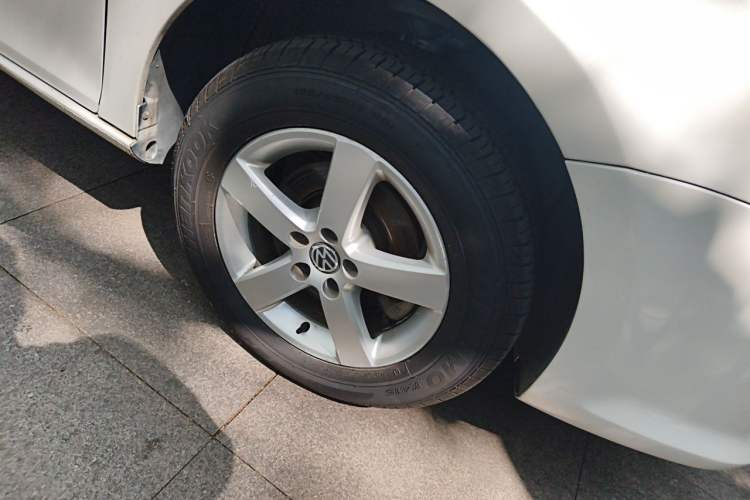 Used Volkswagen Bora 2011 1.6L Automatic Comfort Model Right Front Wheel Hub