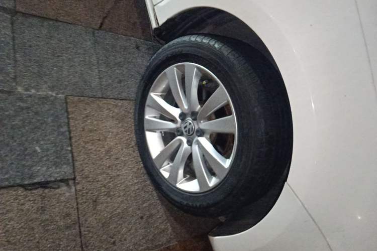 Used Volkswagen Bora 2011 1.4T AT Sportline Right Front Wheel Hub