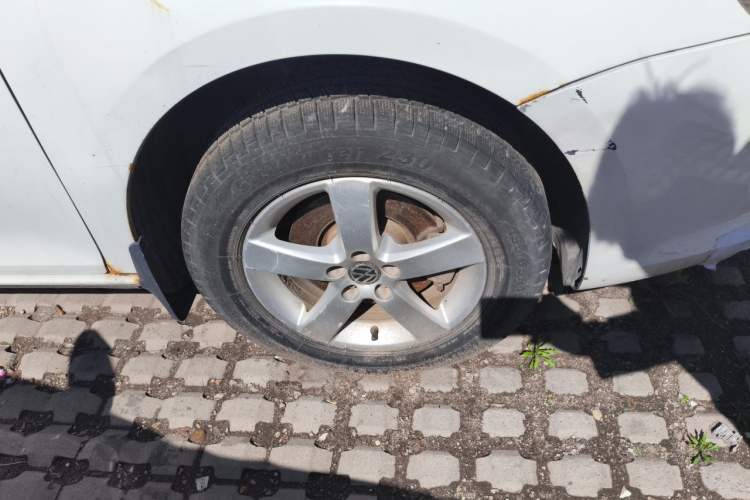Used Volkswagen Bora 2011 1.6L Manual Fashion Edition Right Front Wheel Hub